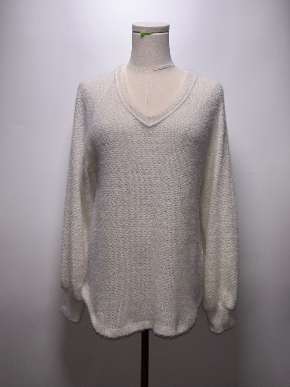Hollister Cozy Ivory V-Neck Sweater Size S